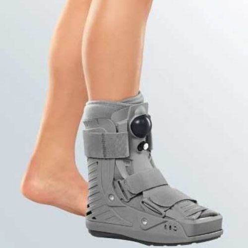 leg model wearing medi protect cat walker boot in short