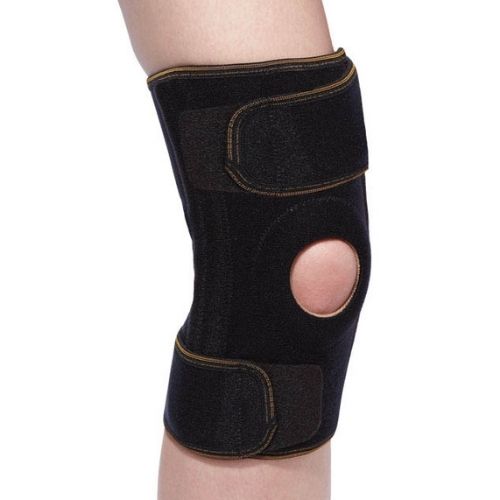 model wearing the orth active dynamic knee stabilizer