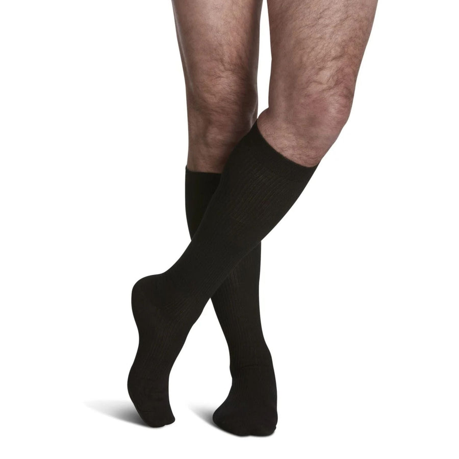 sigvaris-146t_186t-traveno-knee-high-compression-sock-men-closed-toe-black-1-side