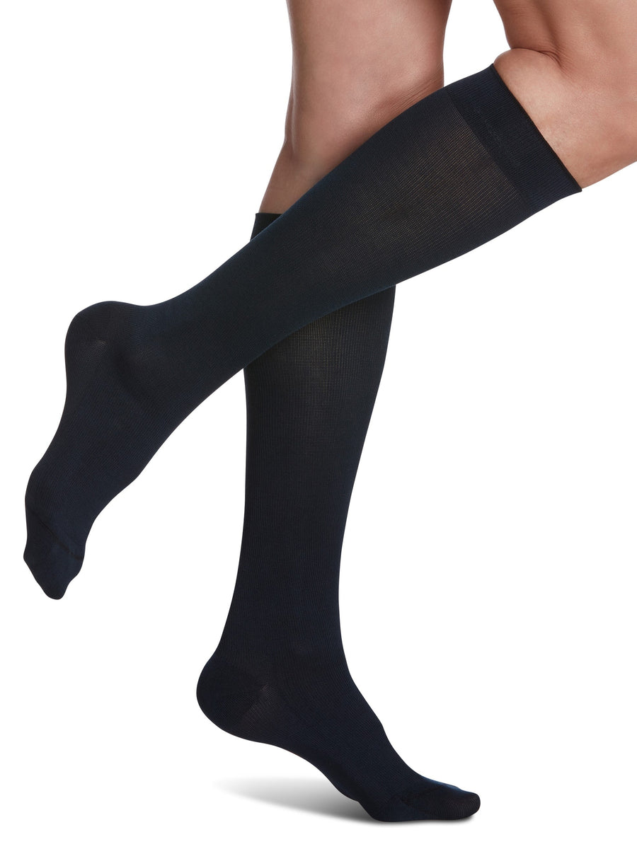 sigvaris-220-sea-island-cotton-compression-sock-20-30-mmhg-knee-high-navy-women-1-front