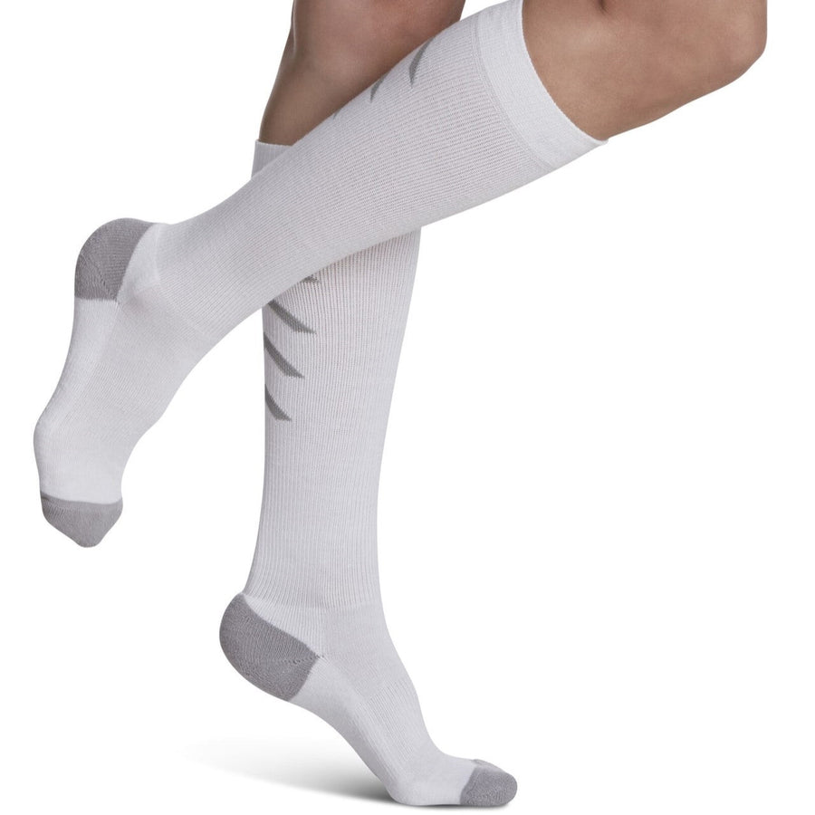 sigvaris-401-athletic-recovery-knee-high-compression-sock-15-20-mmhg-unisex-white-1-side-view