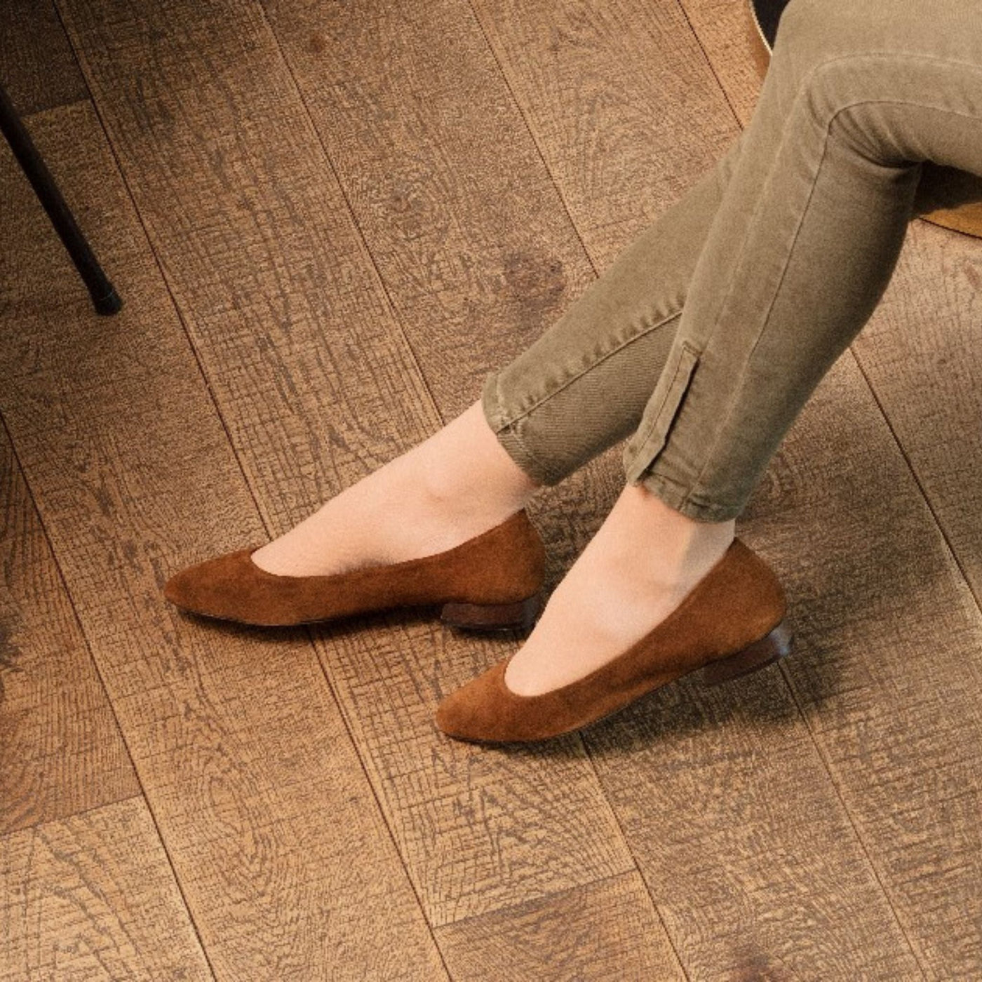 sigvaris-780-sheer-knee-high-compression-sock-women-cafe-1-lifestyle