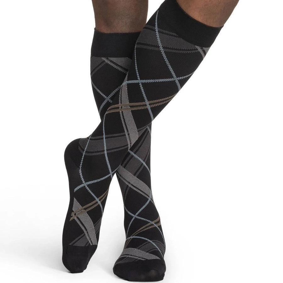 sigvaris-832-microfibre-patterns-compression-sock-knee-high-20-30-mmhg-men-black-plaid-1-front-view
