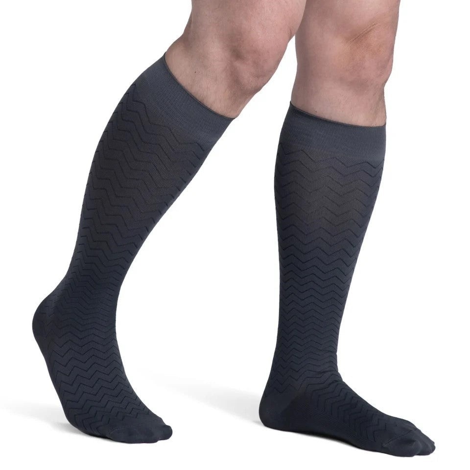 sigvaris-832-microfibre-patterns-compression-sock-knee-high-20-30-mmhg-men-graphite-chevron-1-front-view