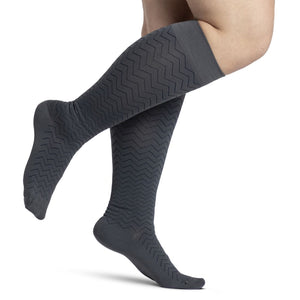 sigvaris-832-microfibre-patterns-compression-sock-knee-high-20-30-mmhg-women-graphite-chevron-1-side-view